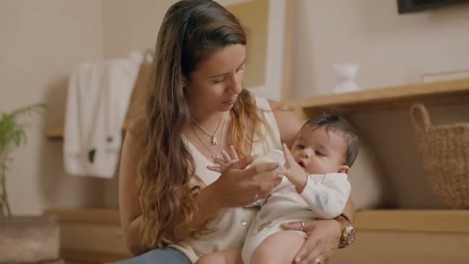 An IBCLC supporting a mother during a feeding visit